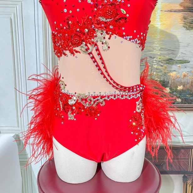 Body da competizione jazz con piume rosse e strass | G052