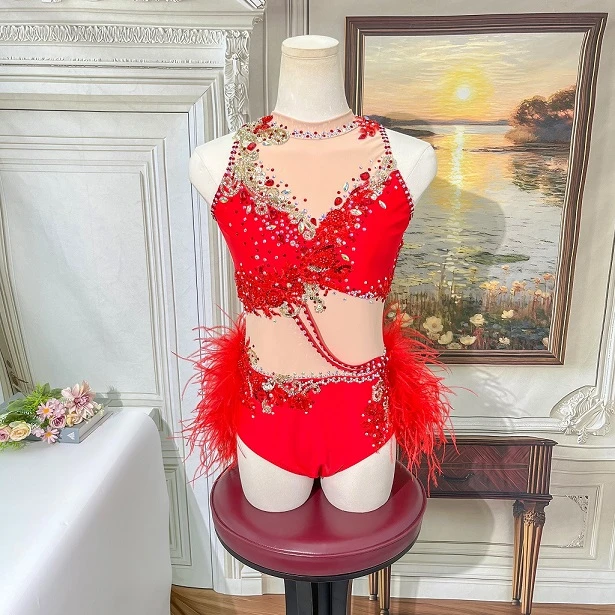 Body da competizione jazz con piume rosse e strass | G052
