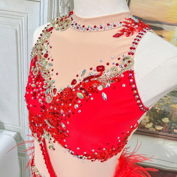 Body da competizione jazz con piume rosse e strass | G052