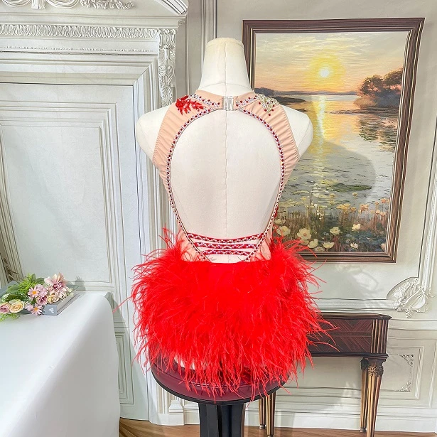 Body da competizione jazz con piume rosse e strass | G052