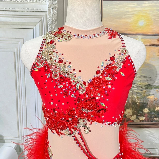 Body da competizione jazz con piume rosse e strass | G052
