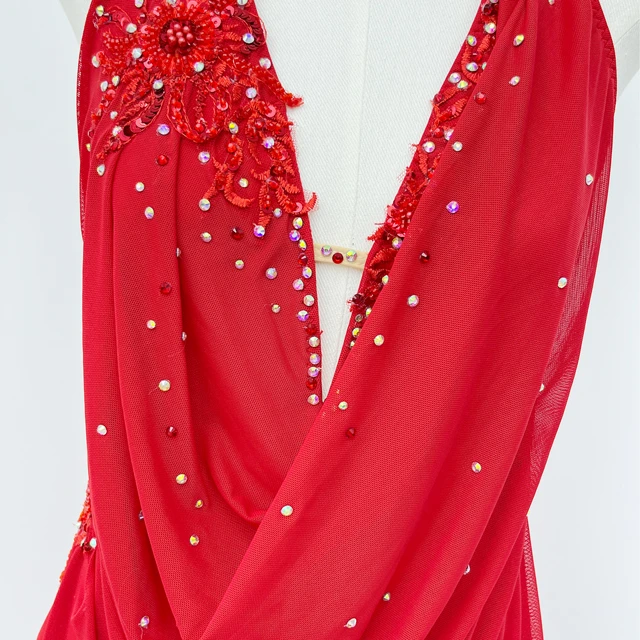 Abito da ballo lirico con scollo all'americana rosso | G0105