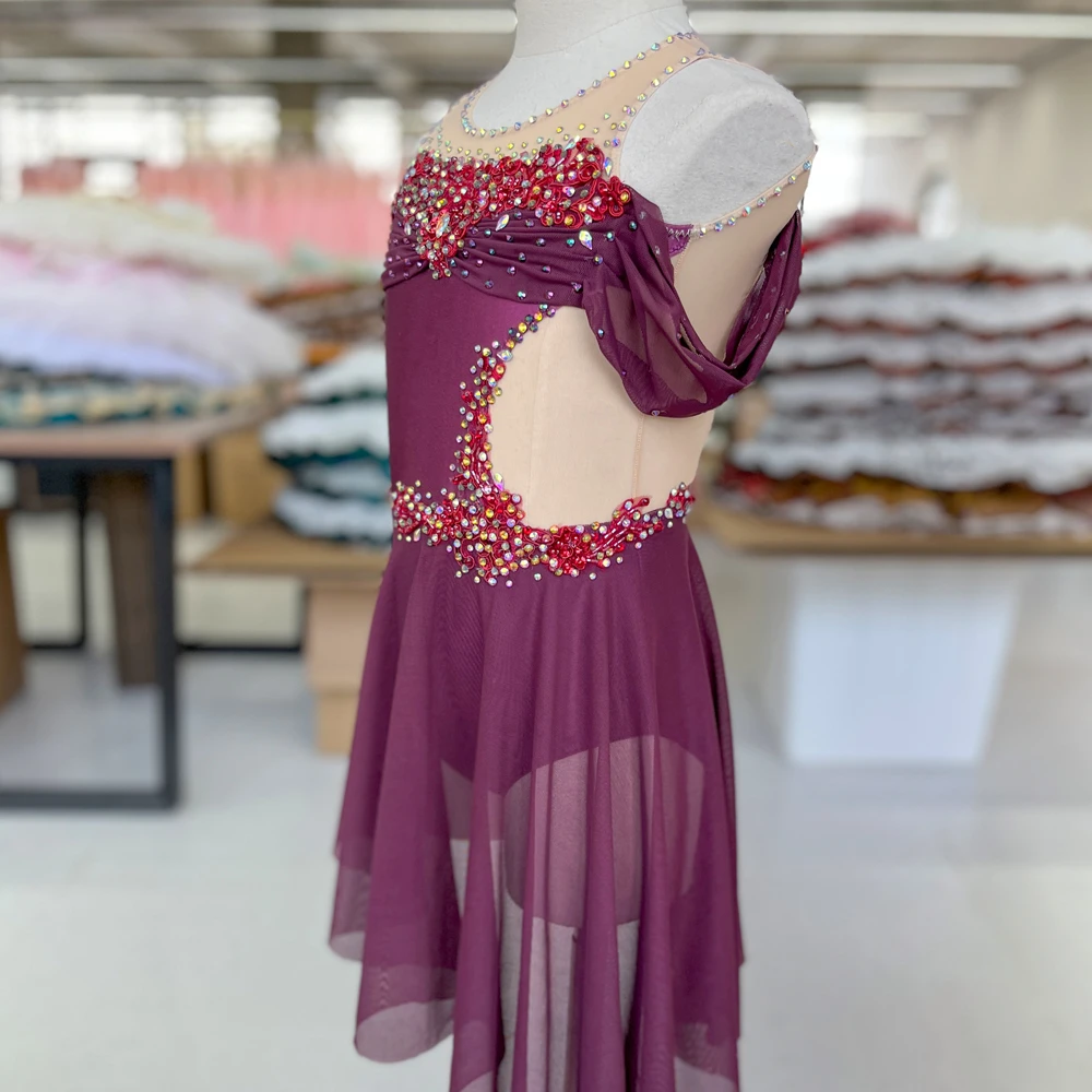 Costume da danza lirica con spalle scoperte e strass in rete color prugna | G028