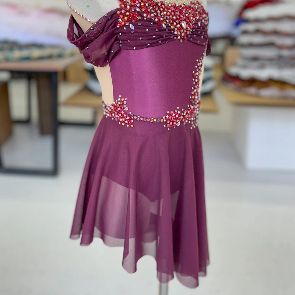 Costume da danza lirica con spalle scoperte e strass in rete color prugna | G028