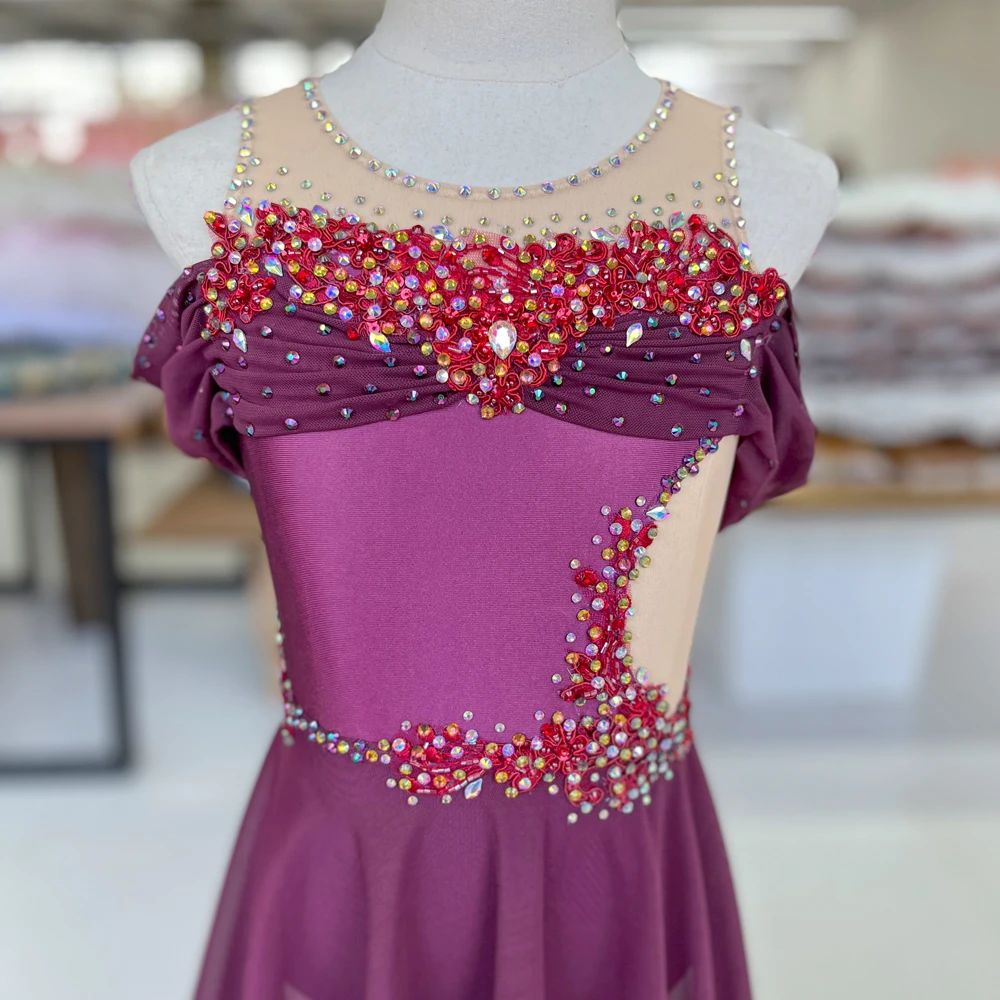 Costume da danza lirica con spalle scoperte e strass in rete color prugna | G028