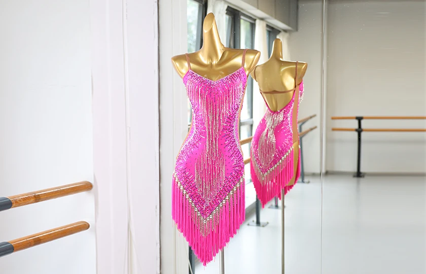 Abito da ballo latino con frange rosa caldo e strass | LD001