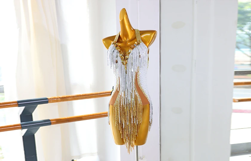 Abito da ballo latino con strass e frange dorate bianche | LD020