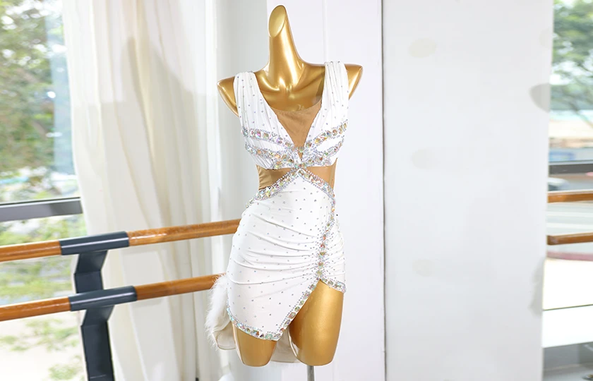 Abito da ballo latino con strass in piume bianche | LD004