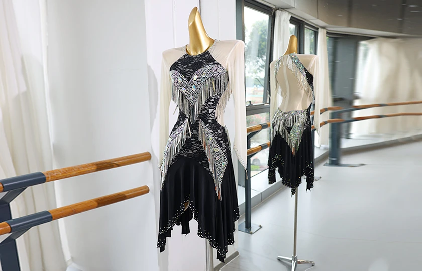 Abito da ballo latino con strass e frange di pizzo bianco nero | LD009